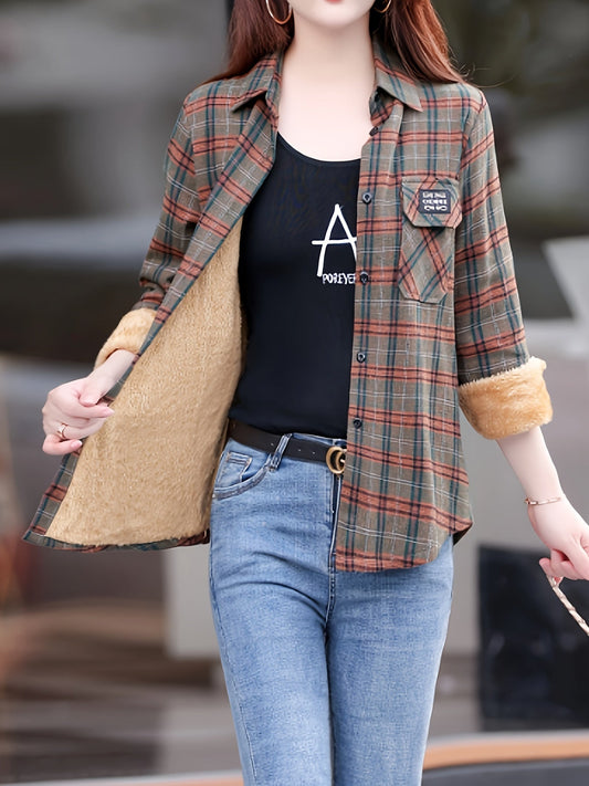 Frau in karierter Jacke mit Fellfutter, schwarzem Top und blauer Jeans, lässiger Herbstlook.