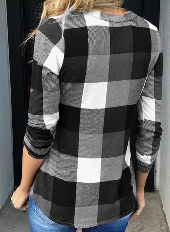 Frau in schwarz-weiß kariertem Hemd, Rückansicht, lässige Mode, Herbstkleidung