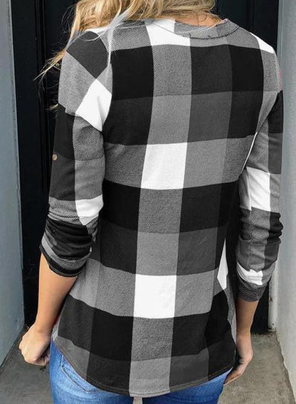 Frau in schwarz-weiß kariertem Hemd, Rückansicht, lässige Mode, Herbstkleidung