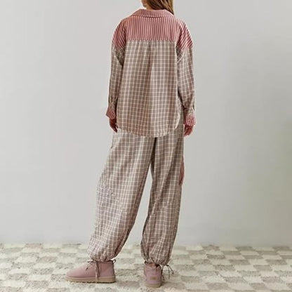 Frau in kariertem Pyjama-Set, rosa und beige, Rückansicht, gemütliche Nachtwäsche, Baumwolle.