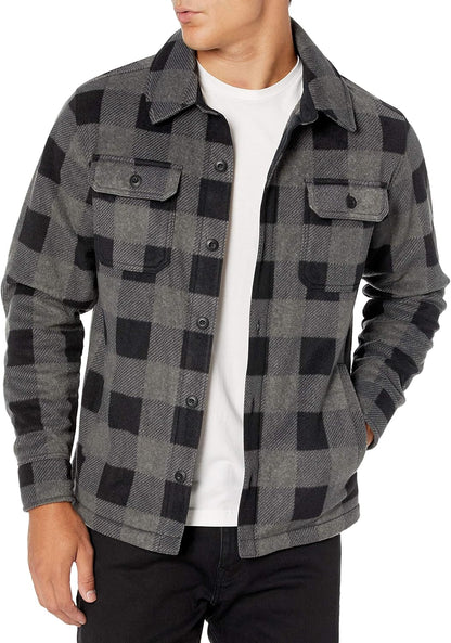 Mann in grauer karierten Flanelljacke, Freizeitmode, Herbstbekleidung, Herrenmode.