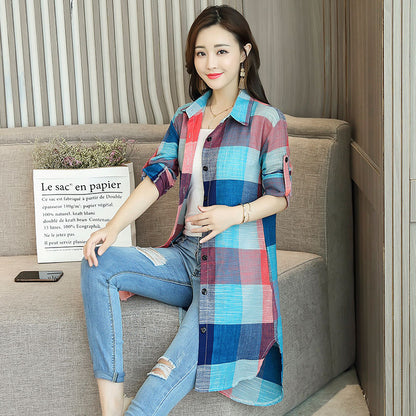 Frau in kariertem Hemdkleid, blau-rot, sitzt auf Sofa, modisch, lässig, Damenmode.