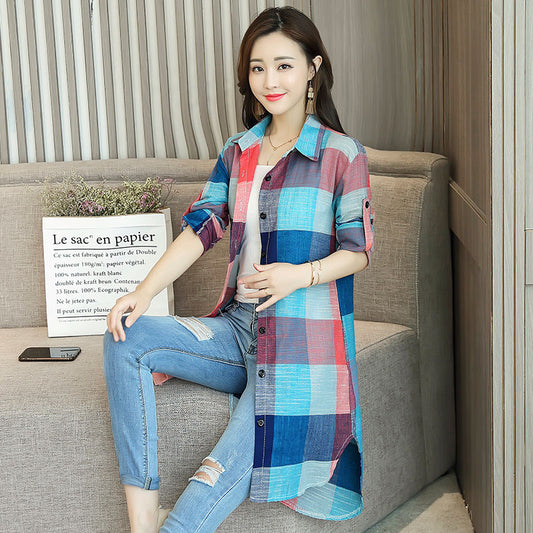 Frau in kariertem Hemdkleid, blau-rot, sitzt auf Sofa, modisch, lässig, Damenmode.