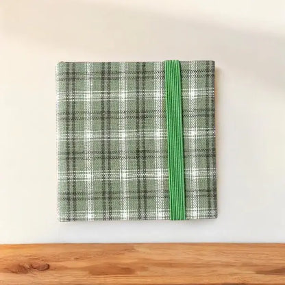 Grünes kariertes Notizbuch mit Gummiband, Hardcover, A5-Format, ideal für Büro und Schule.