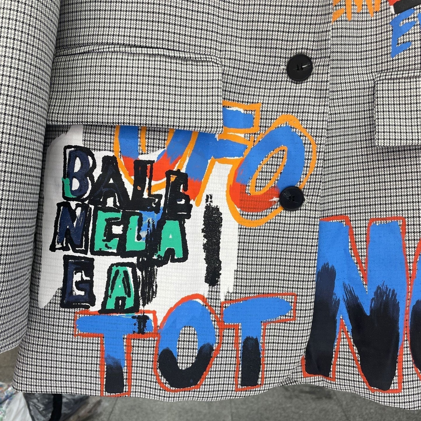 Graues Karoblazer mit buntem Graffiti-Design, Balenciaga-Logo, Herrenmode, Streetwear.