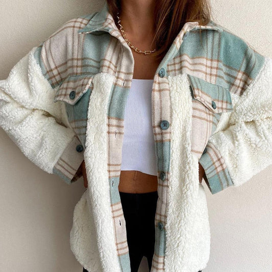 Frau trägt karierte Jacke mit Teddyfleece, grün-beige, modisch, Herbstmode, Damenbekleidung.