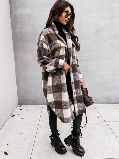 Frau in kariertem Oversize-Mantel, schwarze Stiefel, Sonnenbrille, modischer Herbstlook.