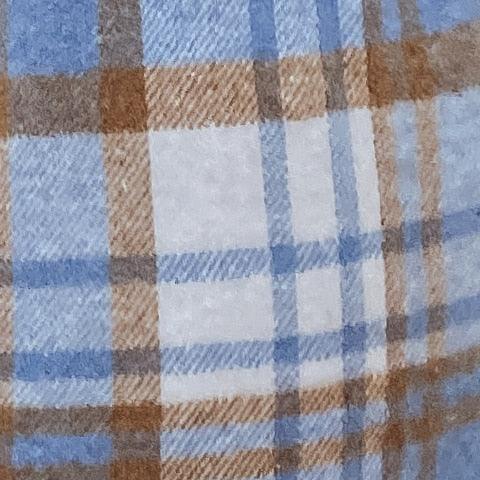 Kariertes Flanellhemd, blau-braun, weiche Baumwolle, Herrenmode, Herbstbekleidung.