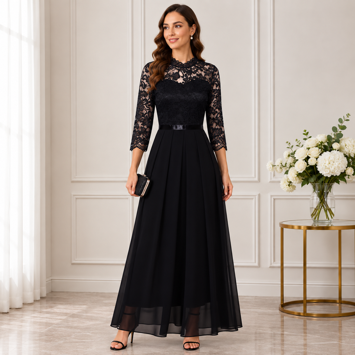 Frau im schwarzen Abendkleid mit Spitzenoberteil, Stehkragen und Chiffonrock, dazu schwarze Sandalen und Clutch 3