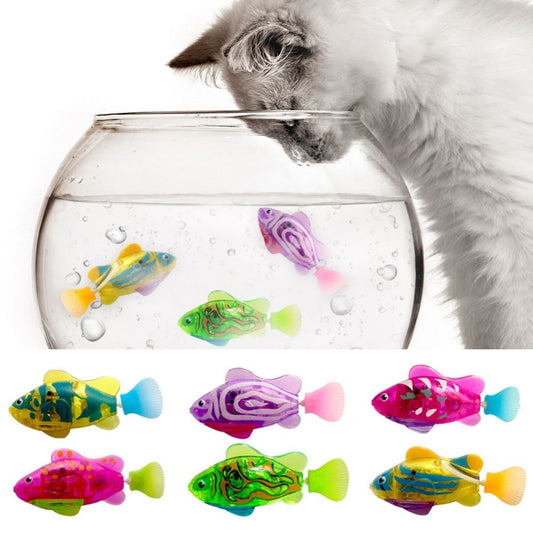 Katze beobachtet bunte, schwimmende Spielzeugfische im Glasbehälter.
