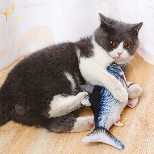 Graue Katze kuschelt mit realistischem Fischspielzeug auf Holzboden, Katzenzubehör.