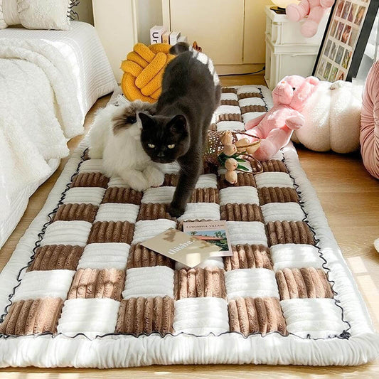 Schwarz-weiße Katze auf kariertem Teppich im Schlafzimmer, umgeben von Spielzeug und Dekorationen.