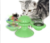Graues Kätzchen spielt mit grünem interaktivem Katzenspielzeug mit Spinning-Top und Leckerli-Behälter.