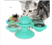 Graues Kätzchen spielt mit blauem interaktivem Katzenspielzeug mit rotierendem Design.