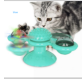 Graues Kätzchen spielt mit blauem Katzenspielzeug, interaktives Design, Kunststoff.