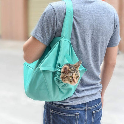 Mann trägt Katze in türkisfarbener Tragetasche, Haustiertransport, bequem, praktisch.