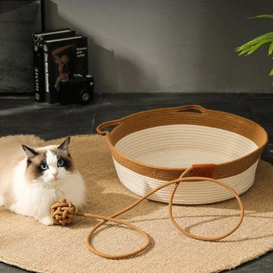 Katzenspielzeug aus Baumwolle, beige und braun, auf Teppich mit Katze, ideal für Haustiere.