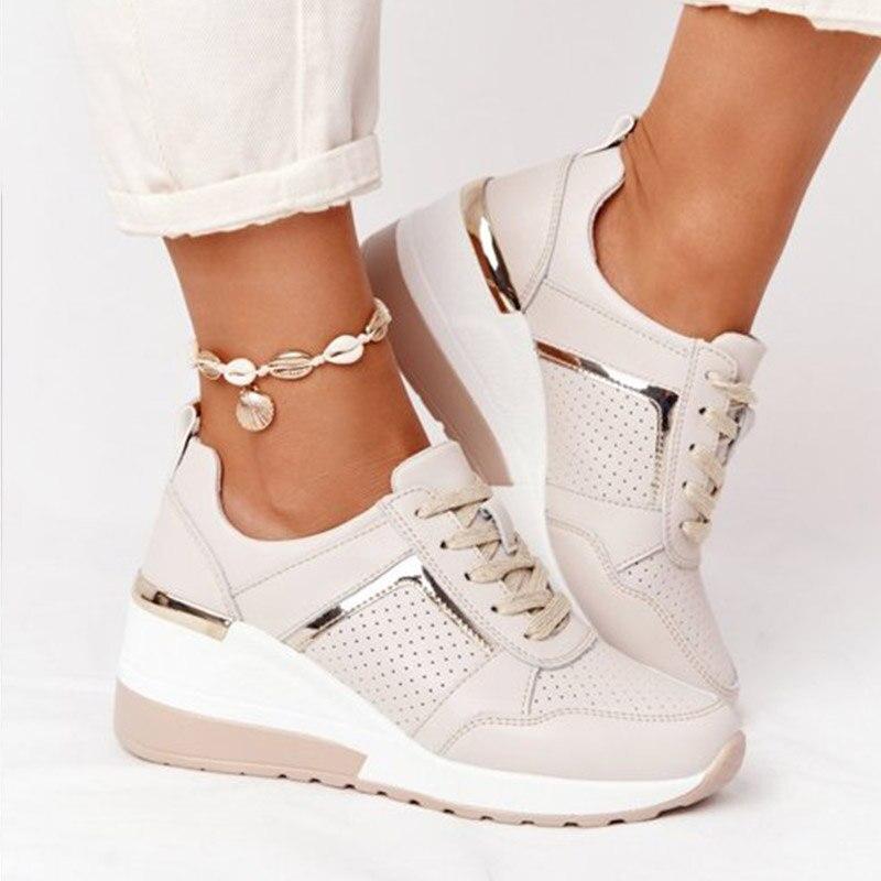 Beige Damen-Sneaker mit Keilabsatz, goldenen Details, Muschel-Fußkette, modisch, bequem.