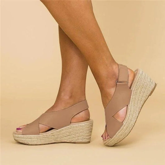 Beige Damen Keilsandalen aus Leder mit Espadrille-Sohle, ideal für Sommermode und Komfort.