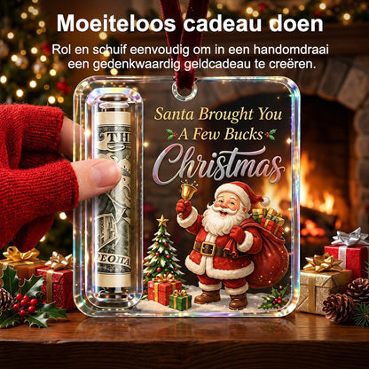 Hand in rotem Strickhandschuh schiebt die aufgerollte Geldnote in das Fach des Acryl-Anhängers mit Weihnachtsmann-Motiv. 2
