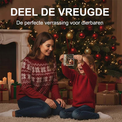 Mädchen hält den Acryl-Anhänger mit Weihnachtsmann-Motiv freudig hoch, daneben sitzt lächelnd eine Frau vor dem geschmückten Baum. 3