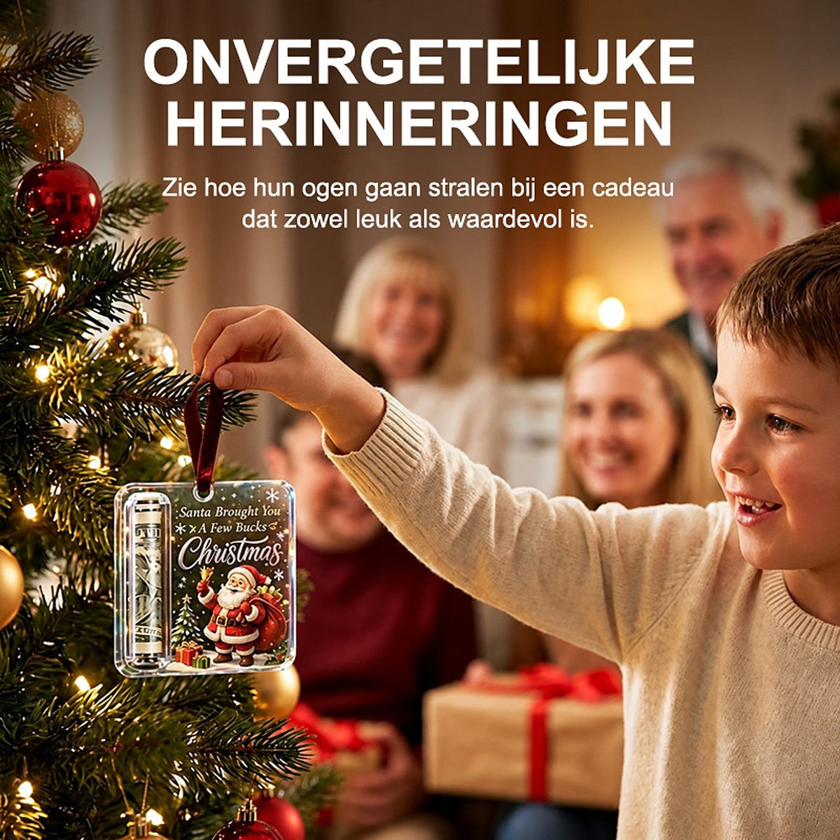 Junge hängt den Anhänger mit Geldrolle an einen Tannenzweig, im Hintergrund schaut lächelnd die Familie zu. 5