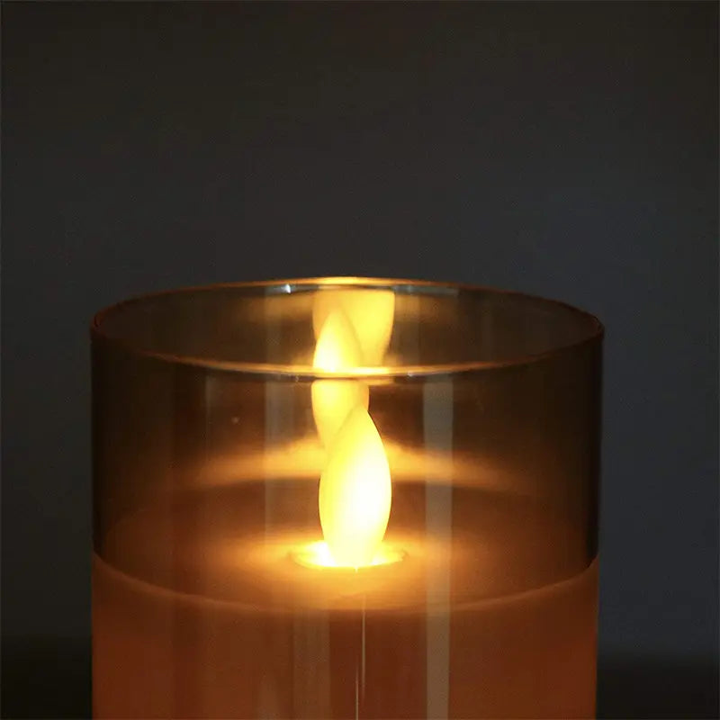LED-Kerze in Glas, warmweißes Licht, dekorative Beleuchtung, modernes Design.