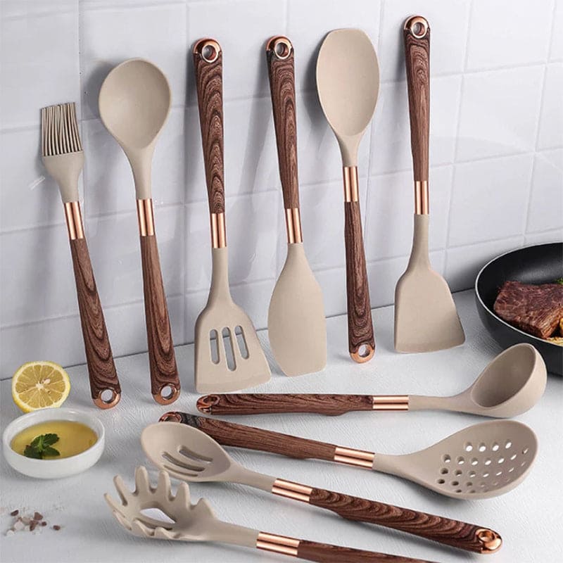 Modernes Küchengerät-Set aus Silikon und Holz, lebensmittelecht, elegant, beige und braun.