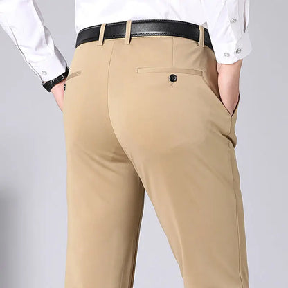 Beige Chinohose für Herren, eleganter Stil, Baumwollmischung, schwarze Gürtel, Rückansicht.