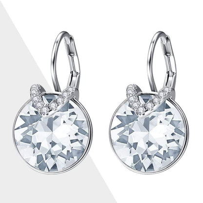 Silberne Ohrringe mit Kristallen, elegantes Design, Schmuck für Damen, modisch, hochwertig.