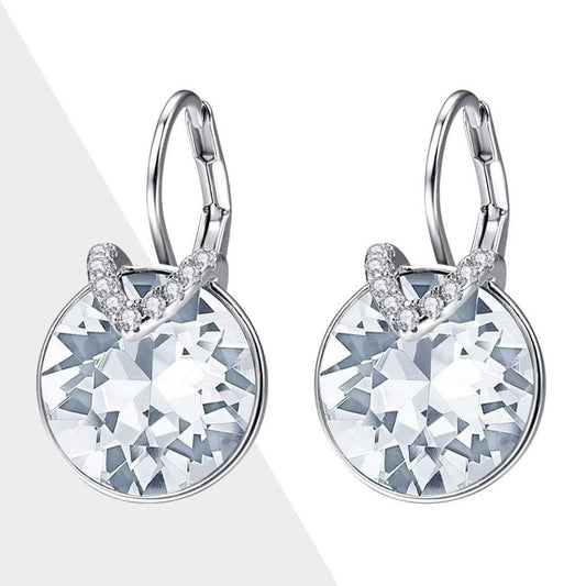 Silberne Ohrringe mit Kristallen, elegantes Design, Schmuck für Damen, modisch, hochwertig.