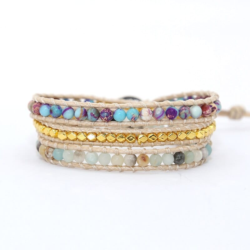 Handgemachtes Boho-Armband, dreireihig, mit bunten Natursteinen und Leder, Vintage-Stil.