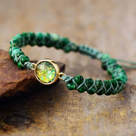 Grünes Opal-Armband mit goldener Fassung, handgefertigt, Schmuck, Geschenk, Naturstein.
