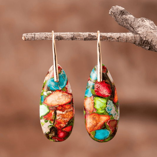 Bunte Jaspis-Tropfen-Ohrringe, handgemacht, Boho-Stil, an Ast hängend.