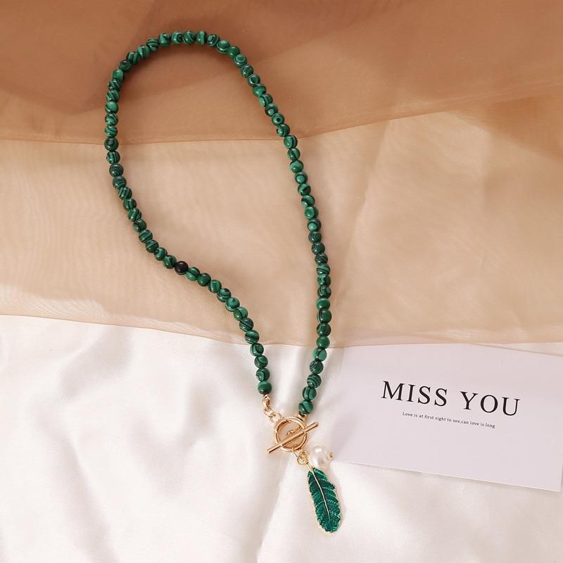 Grüne Malachit-Halskette mit Federanhänger, Boho-Stil, handgefertigt, Damen-Schmuck.