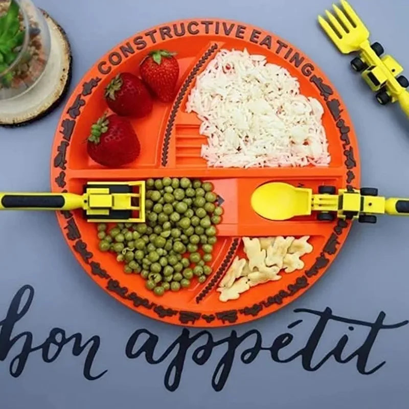 Oranger Kinderteller mit Bagger-Besteck, Erdbeeren, Erbsen, Reis, Pasta, "Constructive Eating" Design.
