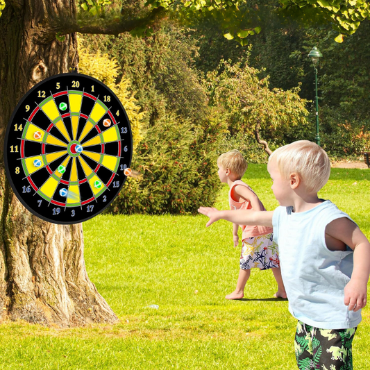 Kinder spielen mit einer Dartscheibe im Freien, befestigt an einem Baum, sonniger Tag, Sommer.