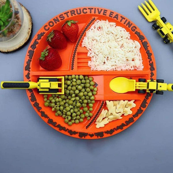 Kinderteller mit Bagger-Besteck, orange, für spielerisches Essen, mit Erdbeeren, Reis, Erbsen.