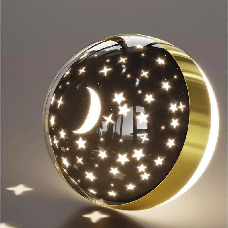 Moderne Kinderzimmer-Wandleuchte, LED, Stern- und Mondmotiv, dimmbar, goldfarben.