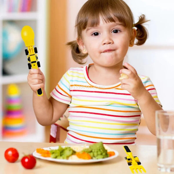 Kleinkind mit gelbem Bagger-Besteck beim Essen, bunte Umgebung, kindgerechtes Design.
