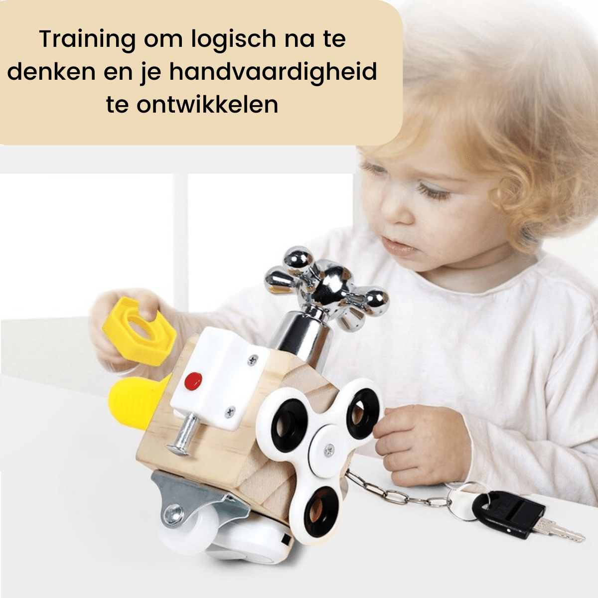 Kleinkind spielt mit Montessori-Holzspielzeug, fördert Feinmotorik und logisches Denken.