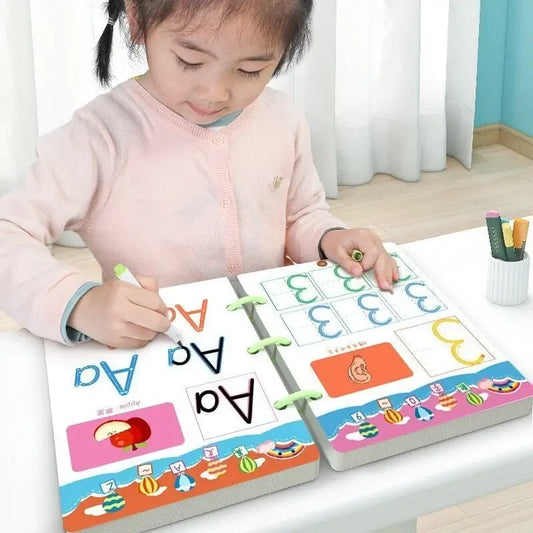 Mädchen lernt mit pädagogischem Lernbuch, Zahlen und Buchstaben, am Tisch, helles Zimmer.