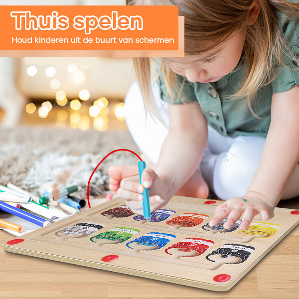 Mädchen spielt mit Holzpuzzle, Lernspielzeug, bunte Tiermotive, pädagogisches Spielzeug.