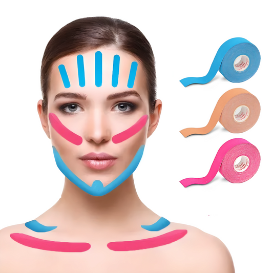 Frau mit Kinesiologie-Tape im Gesicht, bunte Tapes, Hautpflege, Lifting, Anti-Aging.