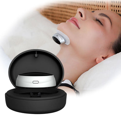 Frau mit Kinnmassagegerät, schwarz-silber, in Etui, Entspannung, Hautpflege, Wellness.