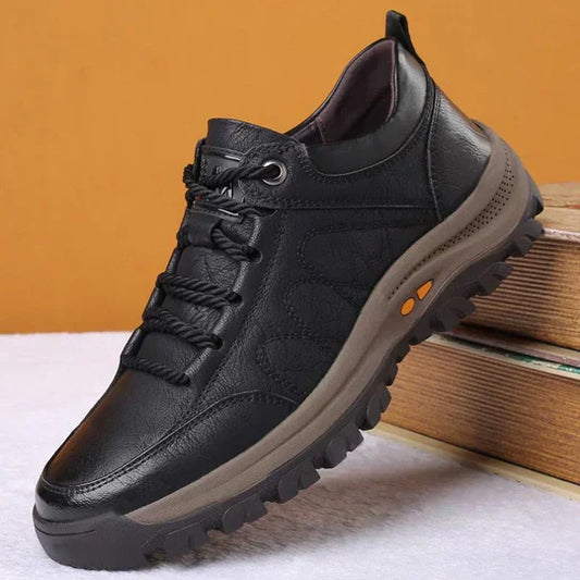Schwarzer Herren-Wanderschuh aus Leder mit rutschfester Sohle, ideal für Outdoor-Aktivitäten.