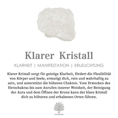 Klarer Kristall auf weißem Hintergrund, fördert Klarheit und Erleuchtung, spirituelle Heilung.