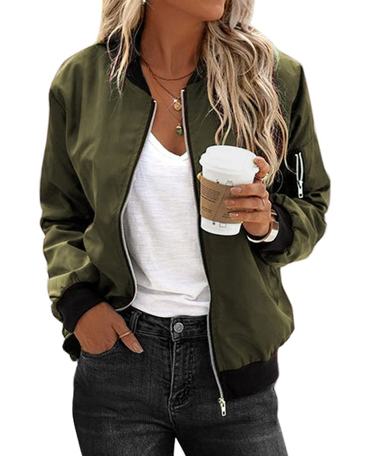 Frau trägt klassische Bomberjacke in Armeegrün, lässiger Stil, Reißverschluss, Herbstmode.