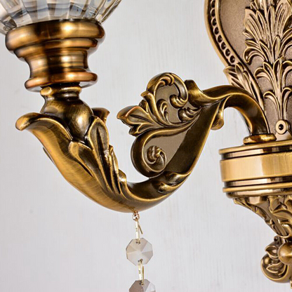Klassische goldene Vintage-Wandleuchte mit Kristallakzenten, dekorative Wandbeleuchtung.