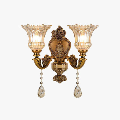 Vintage goldene Wandleuchte mit Kristallakzenten, klassisches Design, Doppelarm, dekorativ.